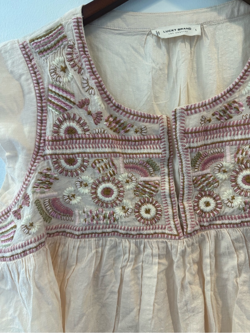 NWT Super cute!! Lucky Brand Cream Embroidered Top - Picture 2 of 6